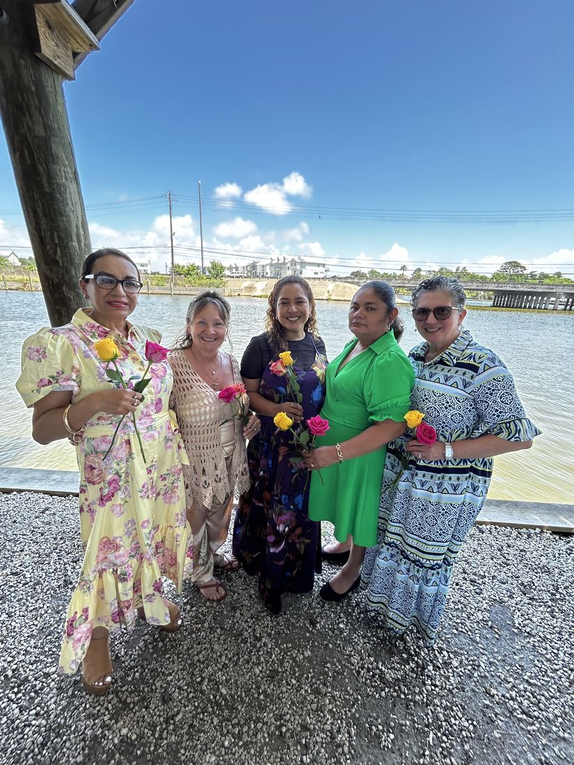 Amigos de la iglesia de pie en el muelle junto al agua