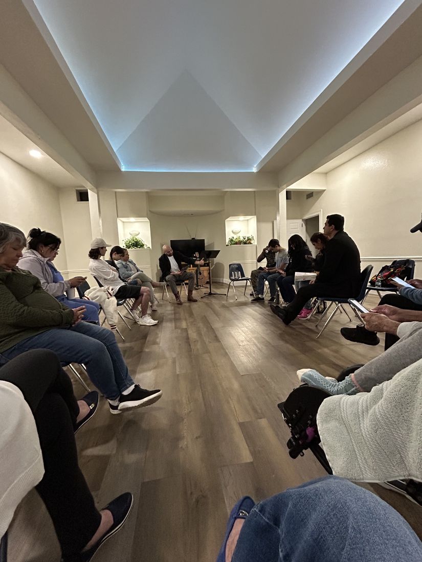 Reunión del jueves por la noche en el centro comunitario