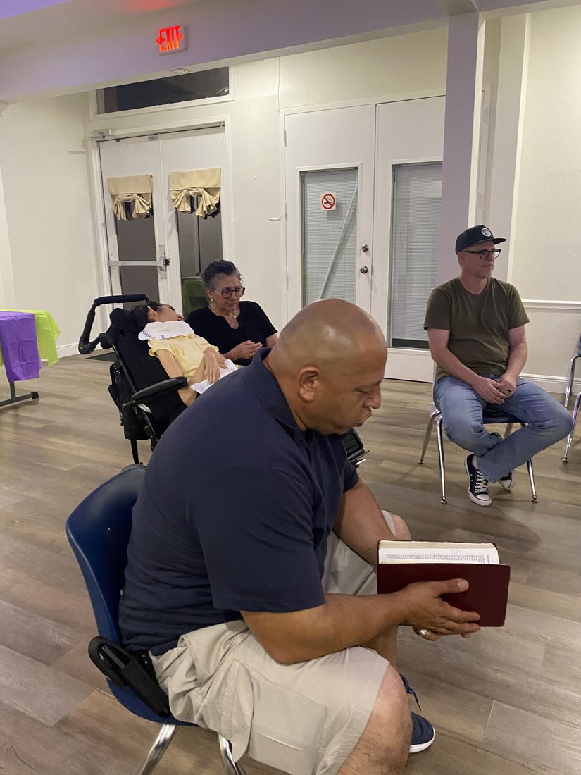 Un hombre leyendo una Biblia abierta