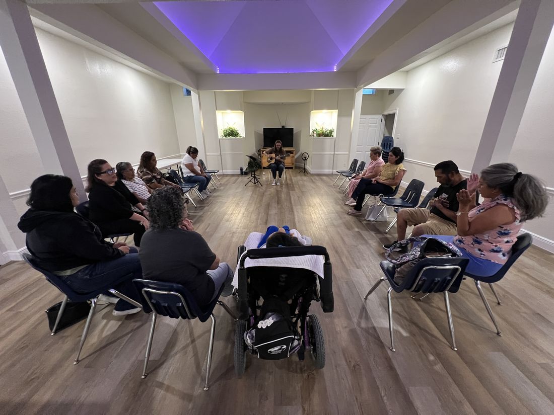 Sillas en círculo en el centro comunitario