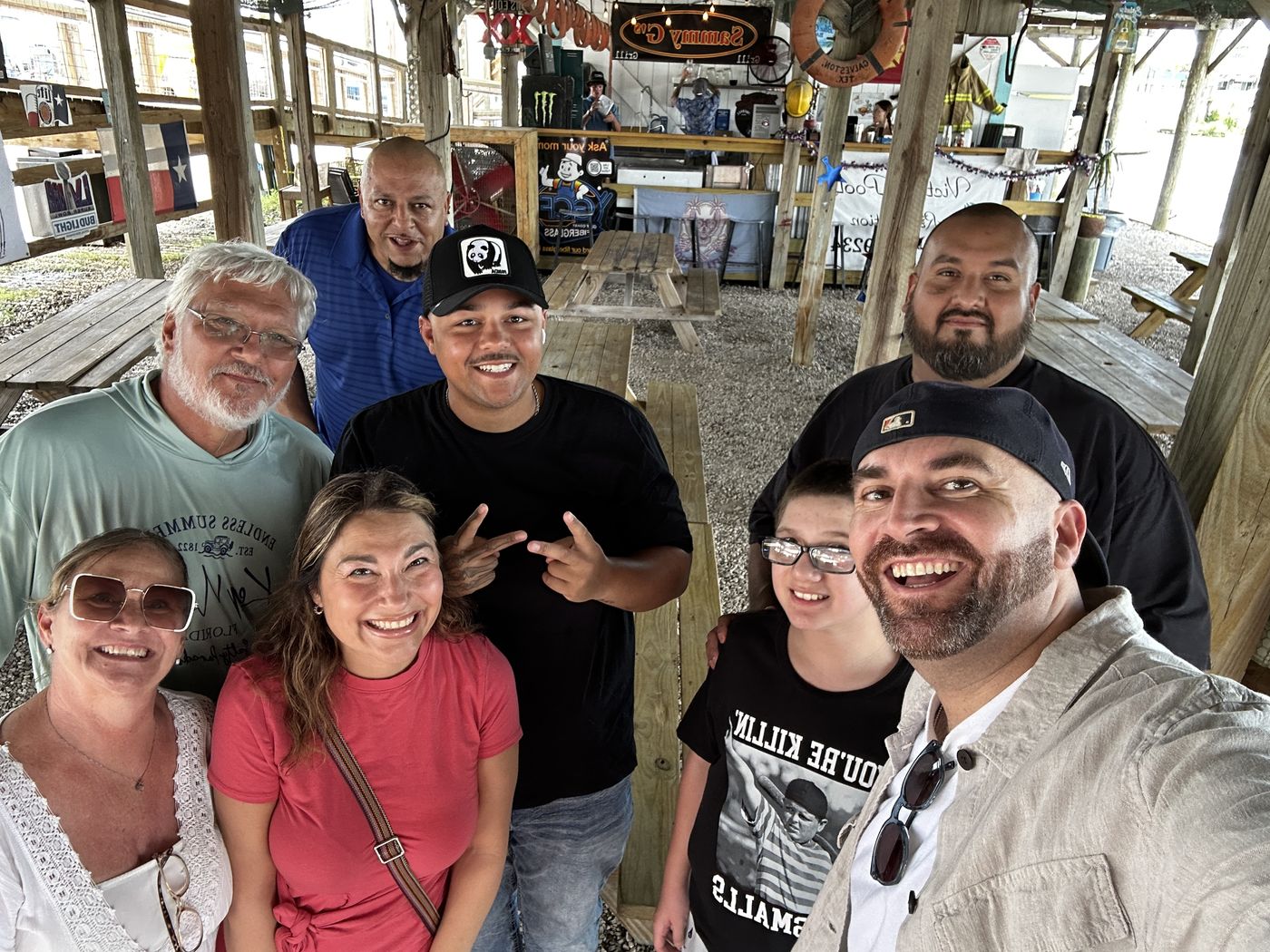 El pastor Omar tomando una selfie de grupo con amigos de la iglesia